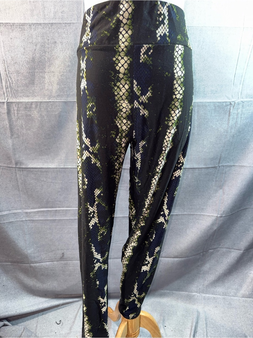 3313-LuLaRoe Black & Green Snake Print Leggings